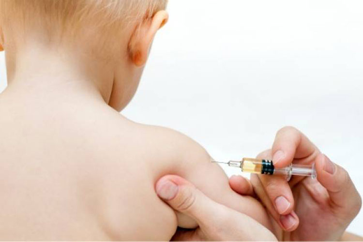Sarampo: Crianças devem tomar vacina antes de viajar para locais de surto