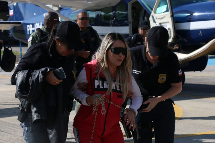 Traficante de Vitória da Conquista presa em São Paulo é levada à Bahia com pés e mãos algemados