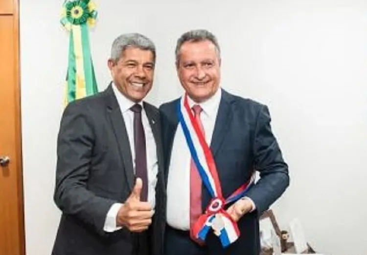Jerônimo Rodrigues condecora ministro Rui Costa com medalha da Ordem 2 de Julho
