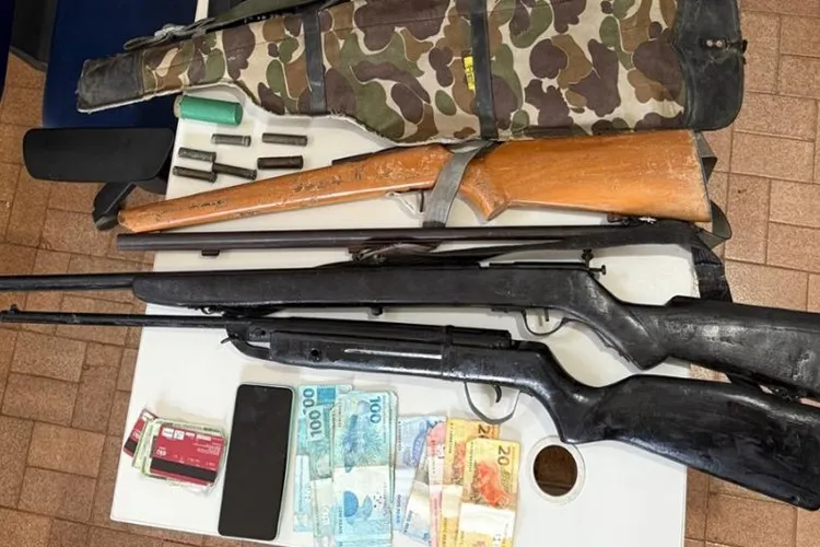 PM apreende armas e munições ao cumprir mandado de prisão em Ibipitanga