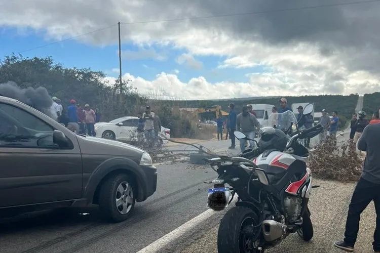 População cobra construção de redutores de velocidade e interdita BR-030 em Caetité