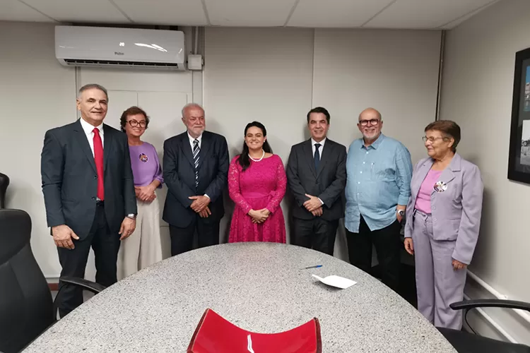 Mulher de ministro de Lula toma posse como conselheira do TCM-BA