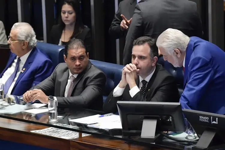 Senado aprova a proposta que limita decisões monocráticas de ministros do STF