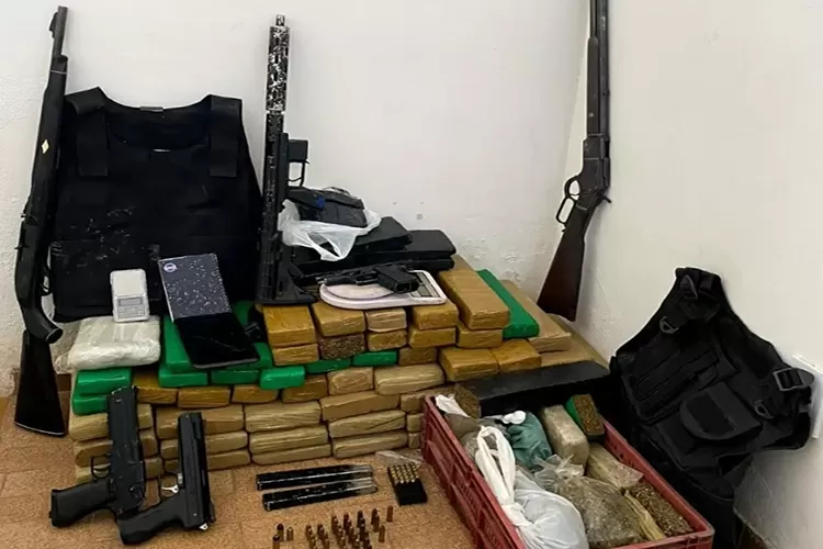 Rondesp Sudoeste intercepta armas, carga roubada e 63 kg de drogas em Barra da Estiva