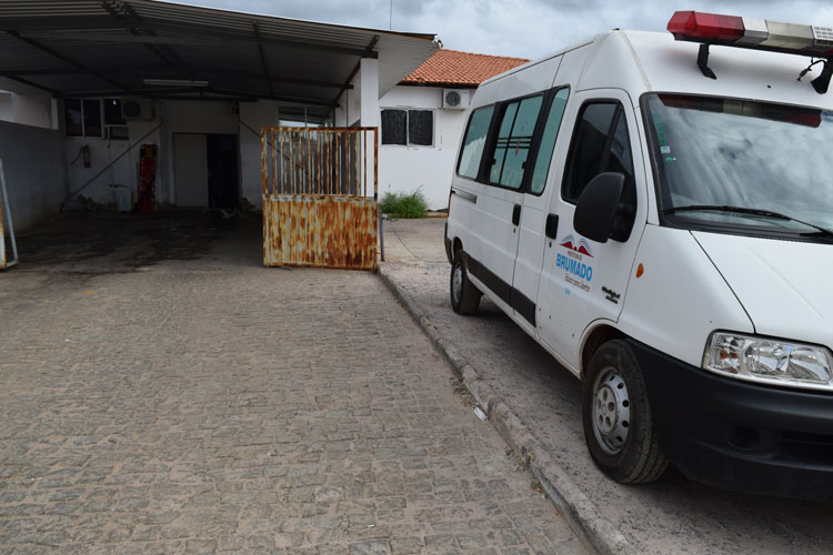 Após denúncia, prefeitura recupera ambulância abandonada no pátio do hospital de Brumado