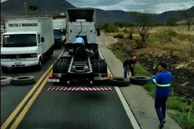 Polícia Militar impede que bolsonaristas fechem BR-030 em Guanambi