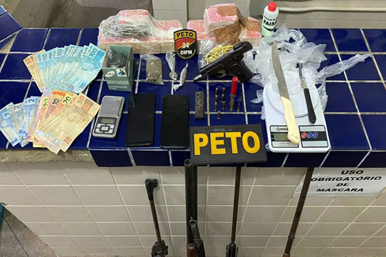 Casal é preso com 2 kg de maconha, armas, munições e dinheiro em Brumado