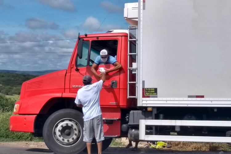 Brumado: Populares promovem café solidário aos caminhoneiros e condutores na BA-262