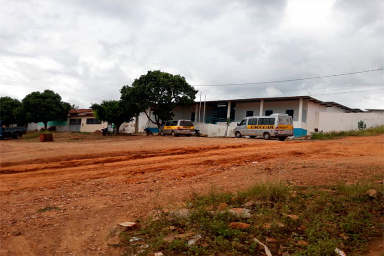 Sala multisseriada, esgoto à céu aberto na porta de escola e estradas ruins em Brumado