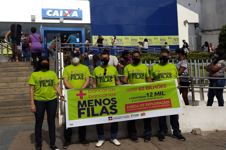 Sindicato faz manifestação nas agências de Brumado com campanha 'Mais bancários, menos filas'