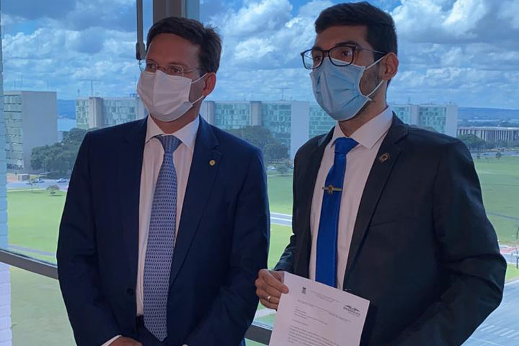Ministro João Roma e vereador João Vasconcelos anunciam 3 mil cestas básicas para Brumado