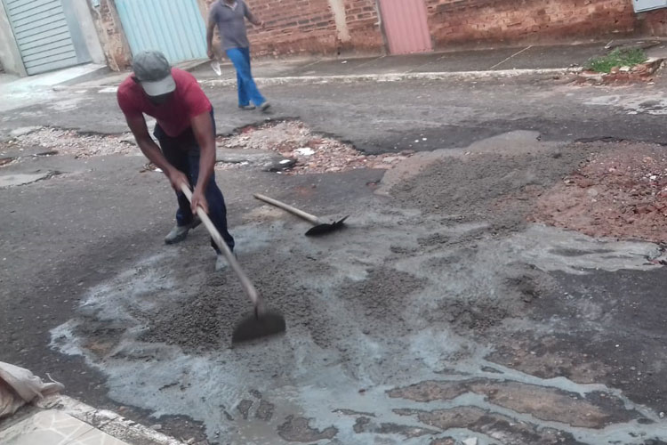 Brumado: Importante avenida da cidade, Ana Lídia Cardoso continua há anos esburacada