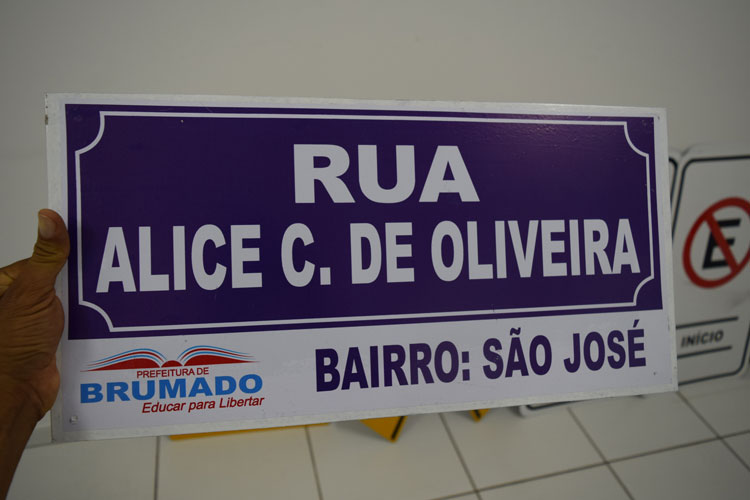 Brumado: Prefeitura instala novas placas de identificação de ruas com logomarca da Administração