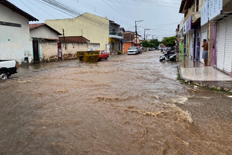 Tromba d'água provoca alagamentos em várias ruas de Brumado