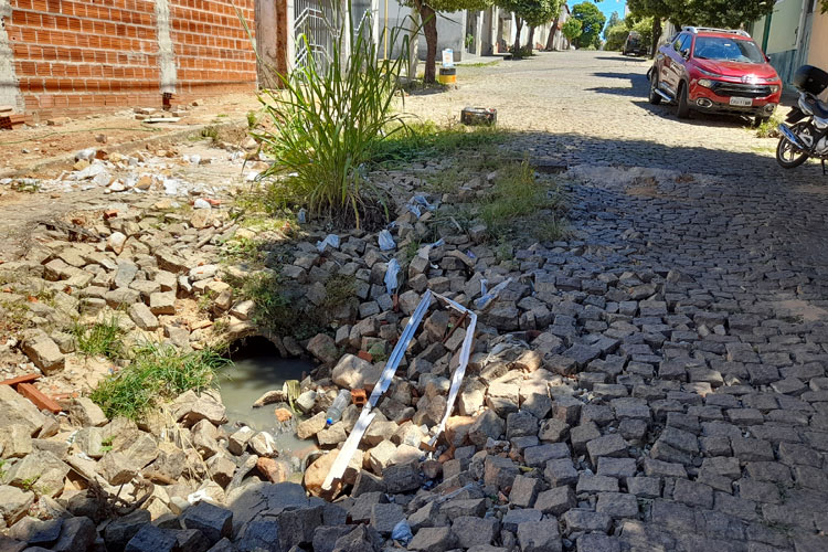 'É caso de calamidade', diz popular ao cobrar manutenção de esgotos estourados em Brumado