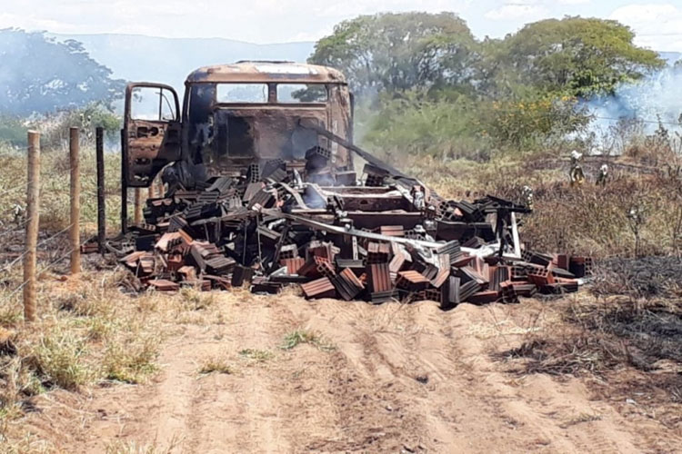 Caminhão pega fogo após derrubar poste em Guanambi