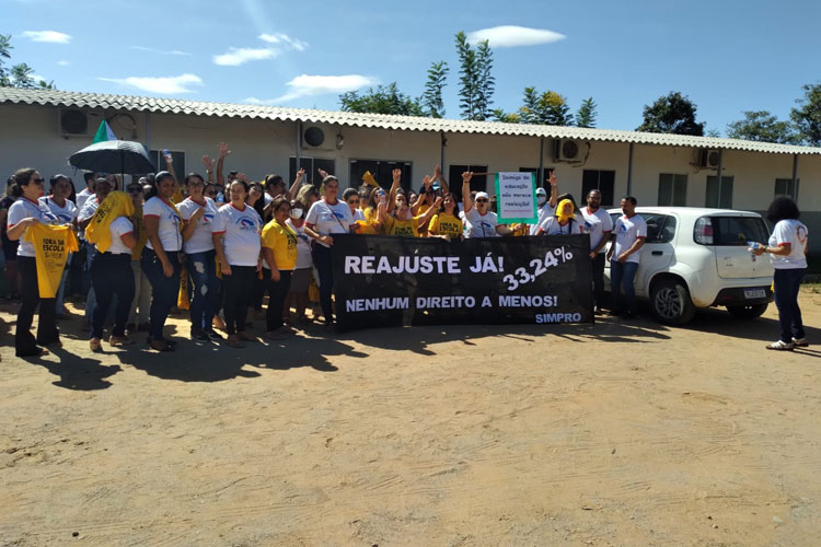 Tanhaçu: Professores protestam cobrando reajuste de 33,24% negado pelo prefeito