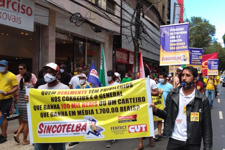 Correios não atendem reivindicações e servidores realizam passeata e apitaço no centro de Salvador