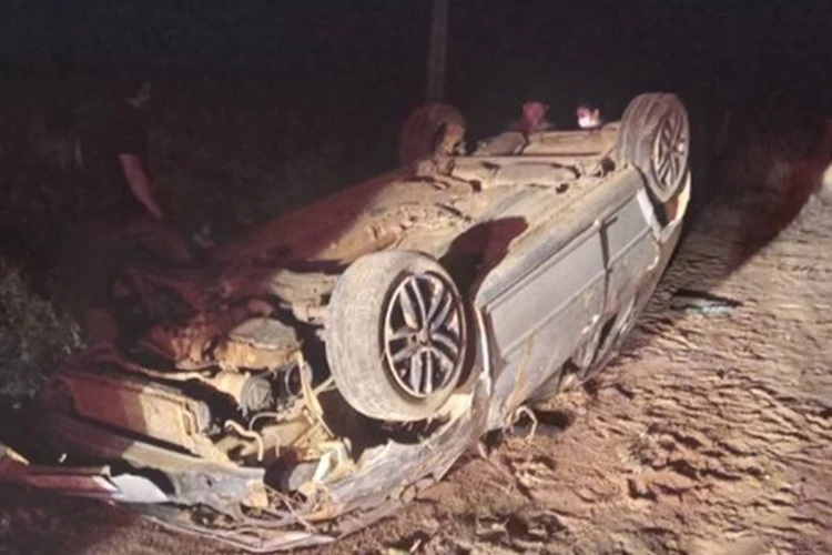 Guanambi: Duas pessoas morrem após carro bater em boi e capotar na BR-122