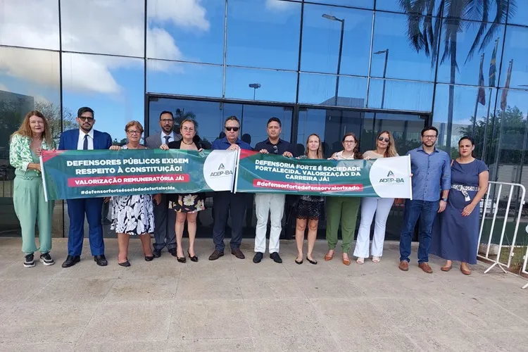 Ato em Salvador marca início da greve dos defensores públicos da Bahia