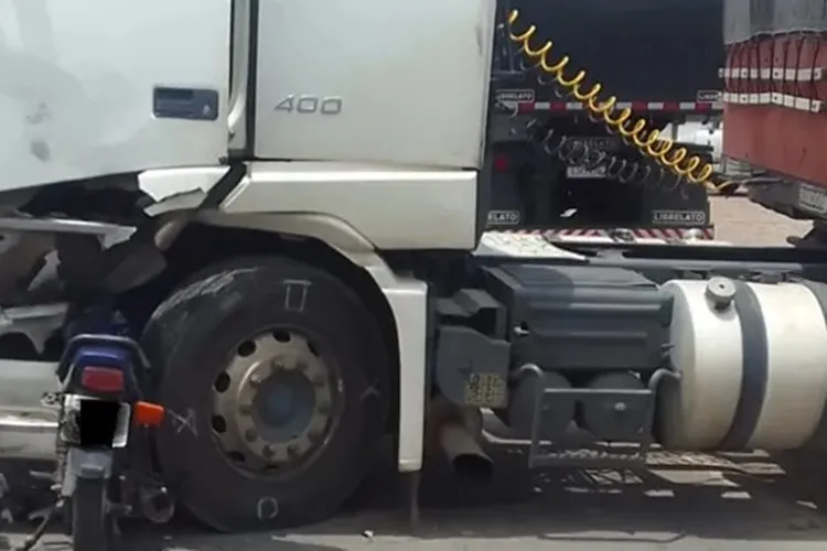 Motocicleta fica presa entre a roda e parte da cabine de carreta após acidente em Guanambi