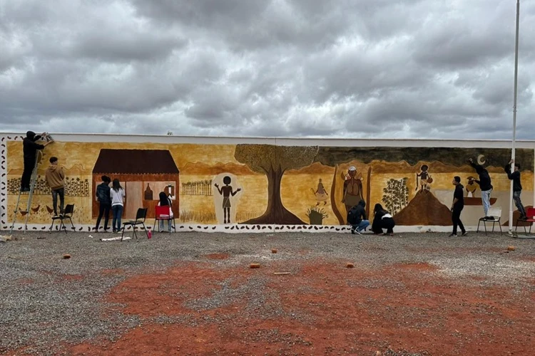 Artista-educadora utiliza geotinta e expõe murais culturais na Chapada Diamantina