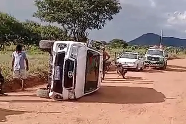 Idoso fica ferido após capotar Hilux em estrada vicinal de Guanambi