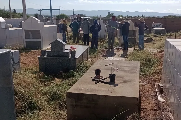 Brumado: Na ausência da prefeitura, populares realizam capina e limpeza em cemitério