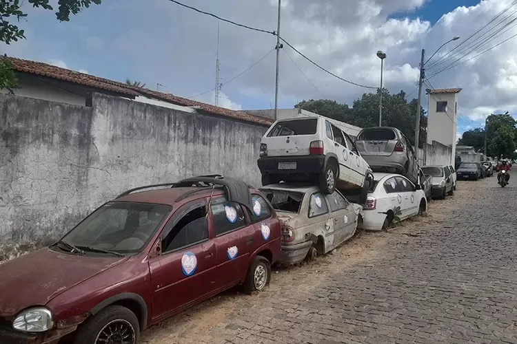 Deputado viabiliza retirada de veículos nos arredores da 20ª Coorpin em Brumado