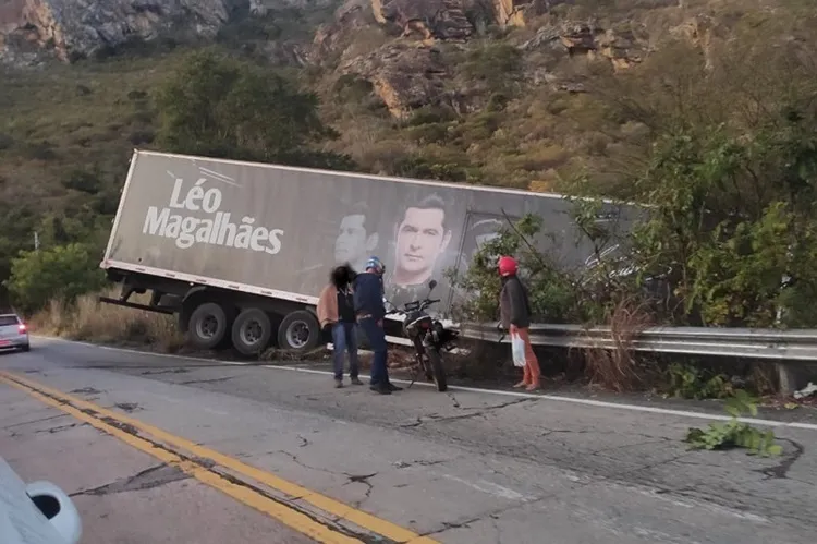Carreta do cantor Léo Magalhães se envolve em acidente na BA-148 em Rio Contas