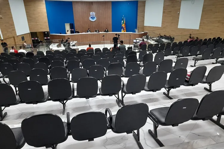 Brumado: Câmara reprova projetos do executivo com abstenções de voto da bancada do prefeito
