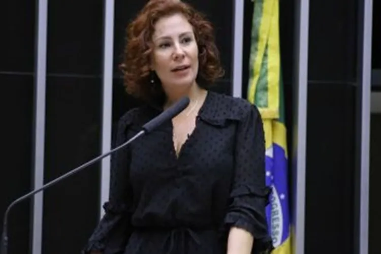 TSE multa deputada Carla Zambelli em R$ 30 mil por fake news