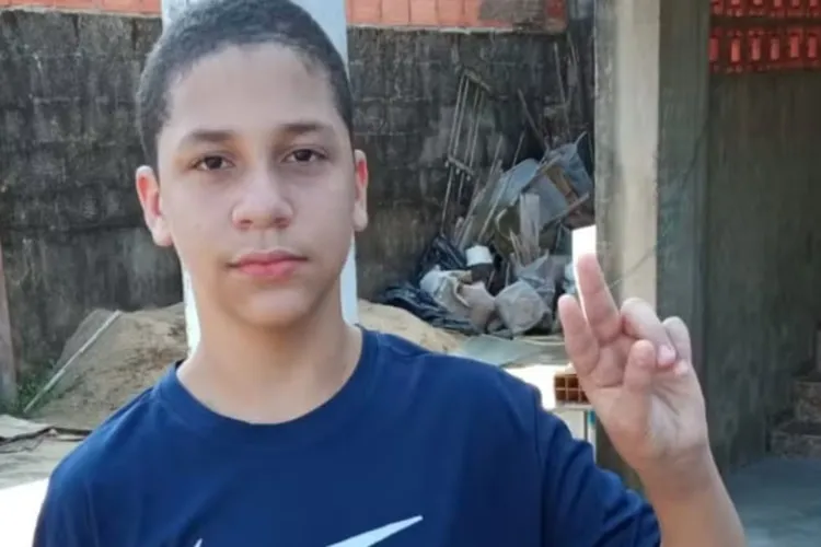 Menino morre após ser agredido pelas costas por 2 colegas de escola