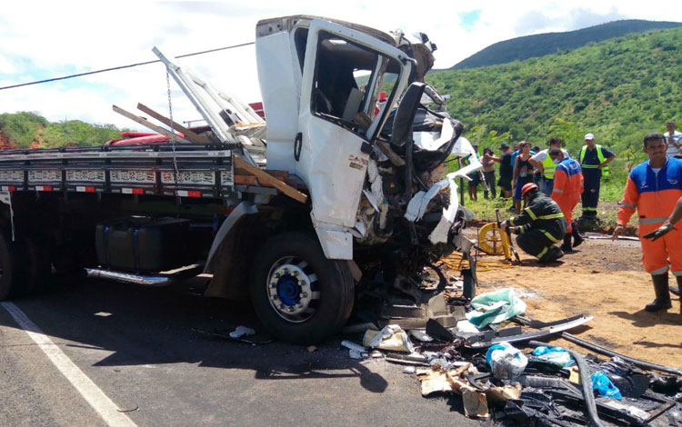 Acidente entre micro-ônibus e caminhão mata motorista e deixa 32 feridos em Manoel Vitorino