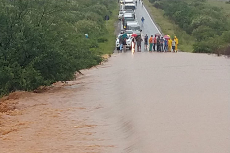 Rio transborda e invade pista; PRE alerta condutores a não trafegarem pela BR-030 entre Brumado e Tanhaçu