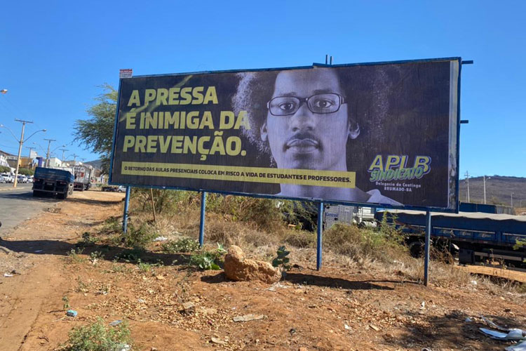 APLB espalha outdoors alertando casos de Covid-19 em professores da rede pública em Brumado