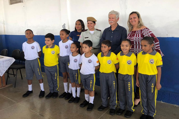 Prefeitura de Brumado realiza entrega de uniforme militar aos alunos da Escola Roberto Santos