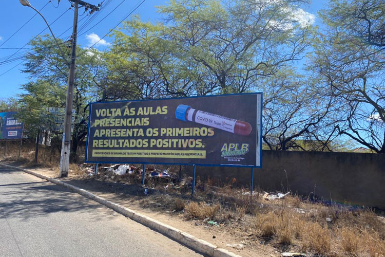 APLB espalha outdoors alertando casos de Covid-19 em professores da rede pública em Brumado