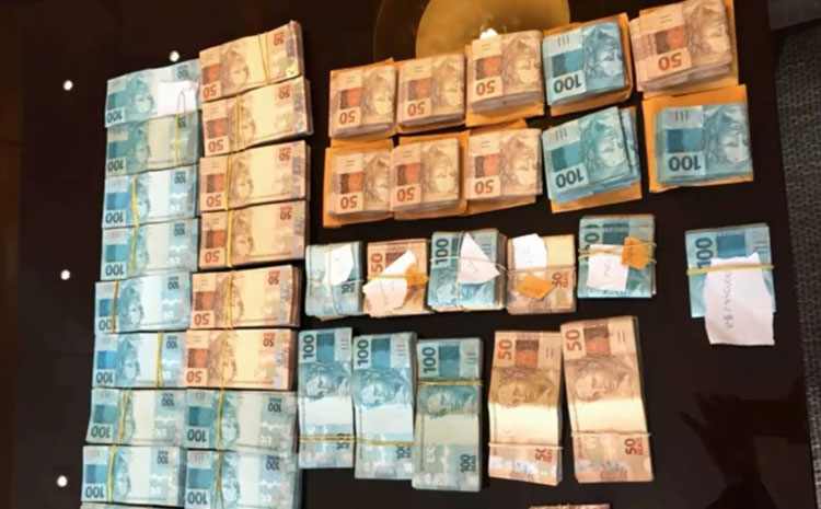 Presidente da Câmara de Petrópolis é preso com R$ 155 mil em banheira de sua residência