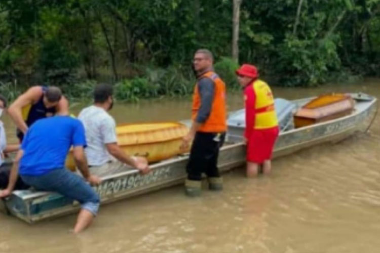 Homem relata resgate de corpo da tia em caixão com ajuda de barco em Ilhéus