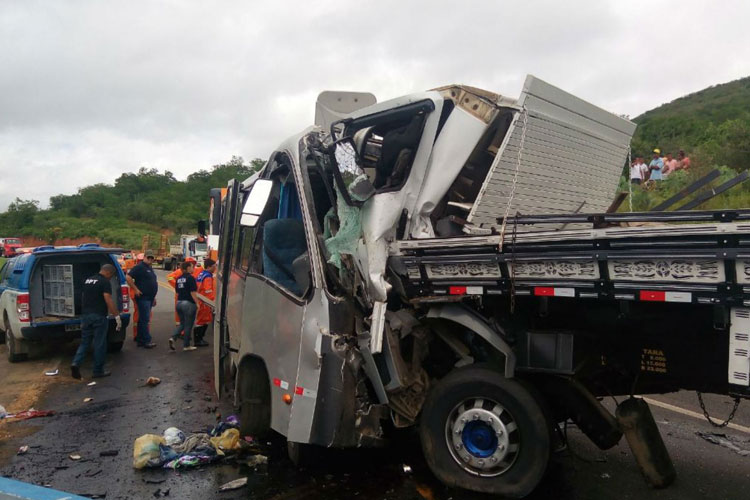 Acidente entre micro-ônibus e caminhão mata motorista e deixa 32 feridos em Manoel Vitorino