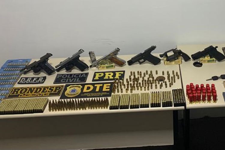 Cinco pistolas e munições são apreendidas em Feira de Santana