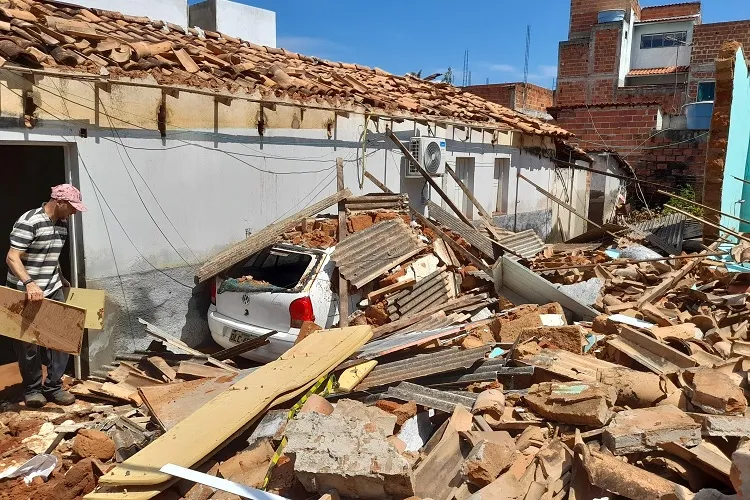 Brumado: Motorista retira mãe e avós minutos antes de casa desabar em meio ao temporal