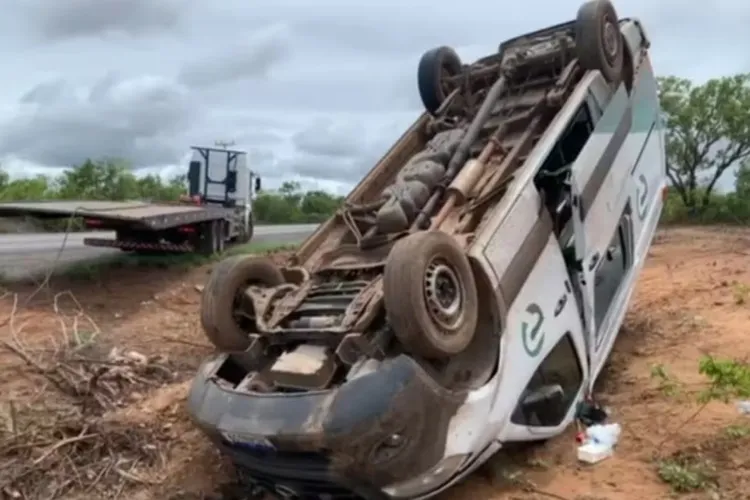 Ambulância com cinco pessoas capota e fica com rodas para cima em Correntina