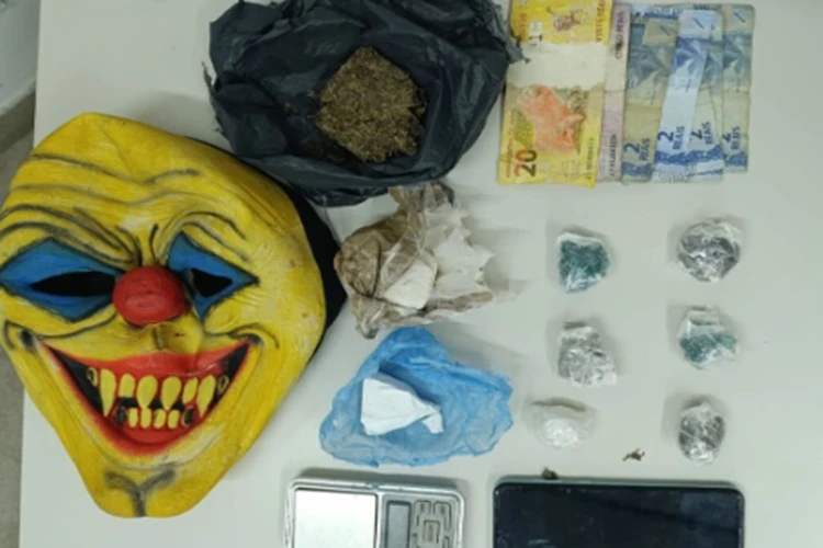 Rondesp apreende máscara de palhaço em ação contra o tráfico em Carinhanha