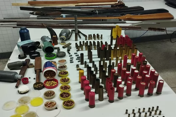 Oliveira dos Brejinhos: Ao cumprir mandado de prisão, PM encontra armas e materiais bélicos