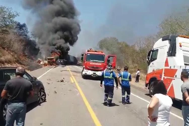 Jequié: Motorista morre em acidente envolvendo carretas e carro na BR-116