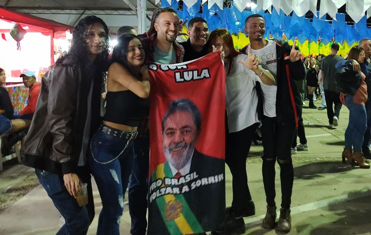 Vereador Alexandre Xandó participa do São João de Vitória da Conquista com toalha de Lula