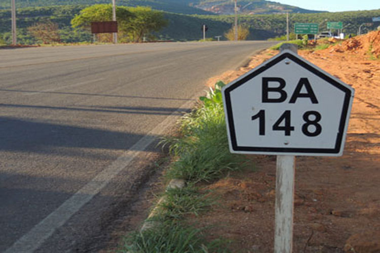 Idoso cai de moto após colidir com a traseira de uma caminhonete na BA-148 em Livramento de Nossa Senhora