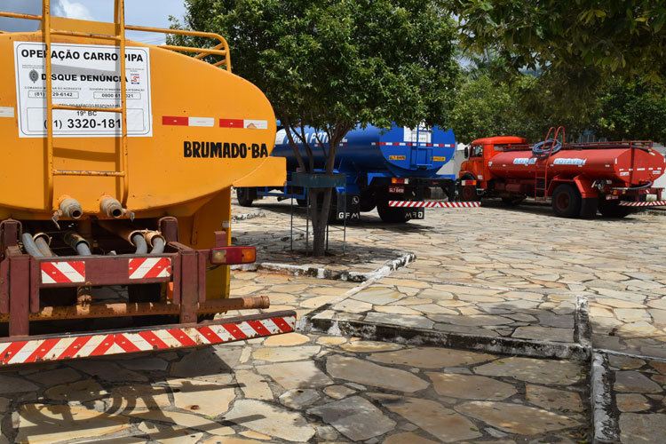 Brumado: Com operação pipa suspensa, ruralistas se valem da água aparada das chuvas